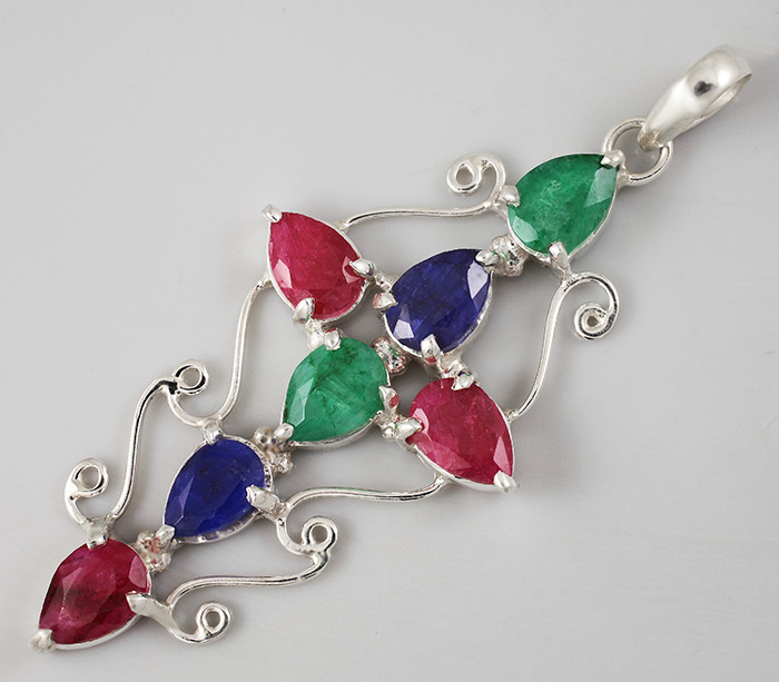 Кулон-крест с индийскими изумрудами, сапфирами и рубинами