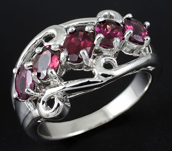 Изысканное кольцо с родолитами гранатами