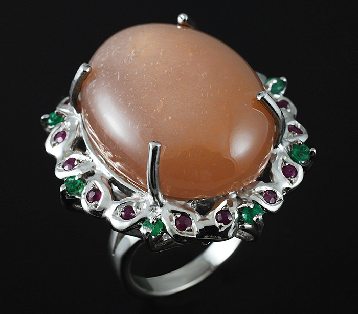 Крупное кольцо с лунным камнем, изумрудами и сапфирами