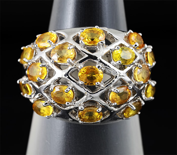 Кольцо c золотистыми сапфирами