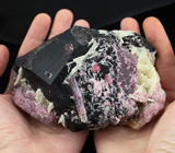 Кристаллы розового турмалина, клевландит и мусковит на дымчатом кварце 1139 грамм 