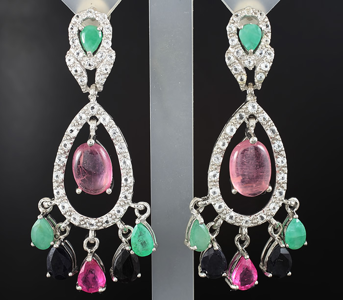 Превосходные серьги с разноцветными сапфирами, изумрудами и бесцветными топазами