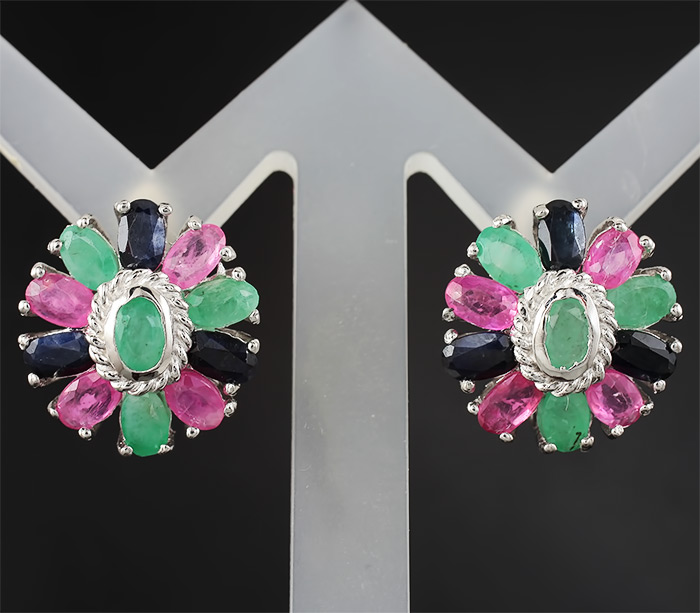 Серьги с изумрудами, пурпурными и темно-синими сапфирами