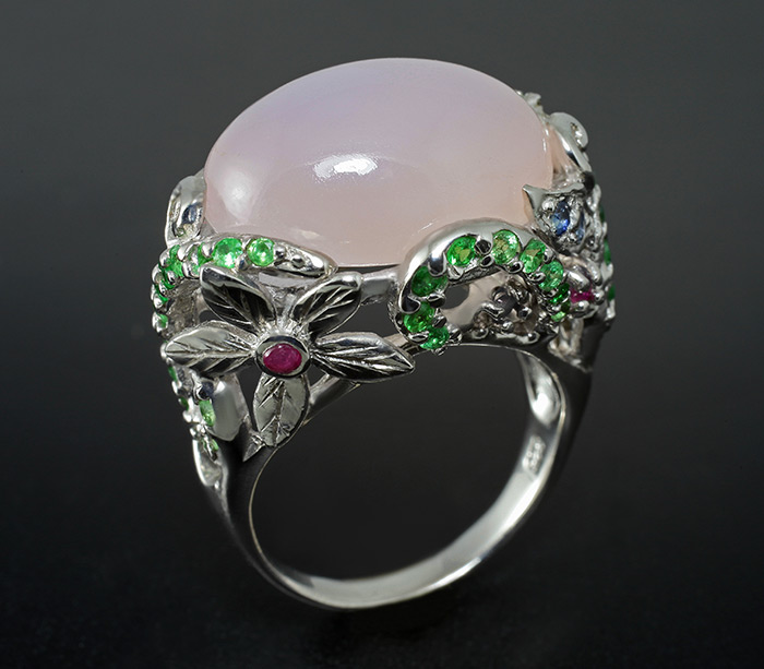 Кольцо с пастельно-розовым халцедоном, цаворитами, синими и пурпурными сапфирами