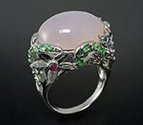 Кольцо с пастельно-розовым халцедоном, цаворитами, синими и пурпурными сапфирами Серебро 925