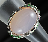 Кольцо с пастельно-розовым халцедоном, цаворитами, синими и пурпурными сапфирами Серебро 925