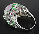 Кольцо с пастельно-розовым халцедоном, цаворитами, синими и пурпурными сапфирами Серебро 925