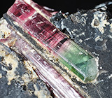 Кристаллы арбузного и рубеллит турмалинов на дымчатом кварце 