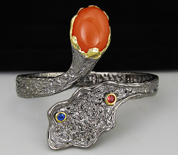 Браслет из серебра 925 пробы с корнелианом и сапфирами