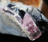 Кристаллы империал топаза и розовых турмалинов на дымчатом кварце 83 грамм 