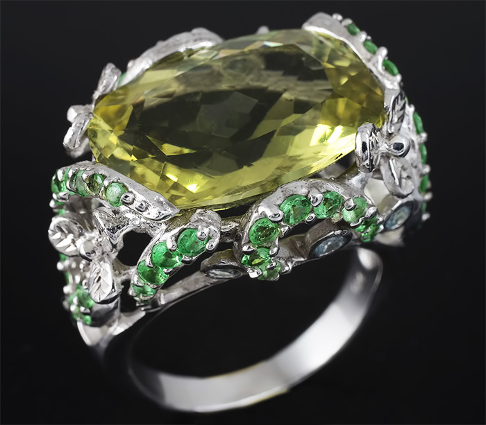 Крупное кольцо с цитрином, цаворитами и топазами