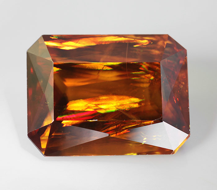 Золотистый сфен 12,28 карат