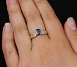 Кольцо с синим сапфиром и бриллиантами Золото