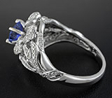 Кольцо с синим сапфиром и бриллиантами Золото