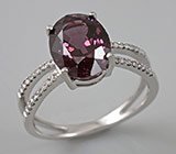 Кольцо с красновато-пурпурной шпинелью и бриллиантами Золото