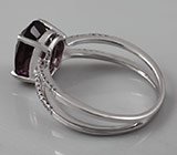 Кольцо с красновато-пурпурной шпинелью и бриллиантами Золото