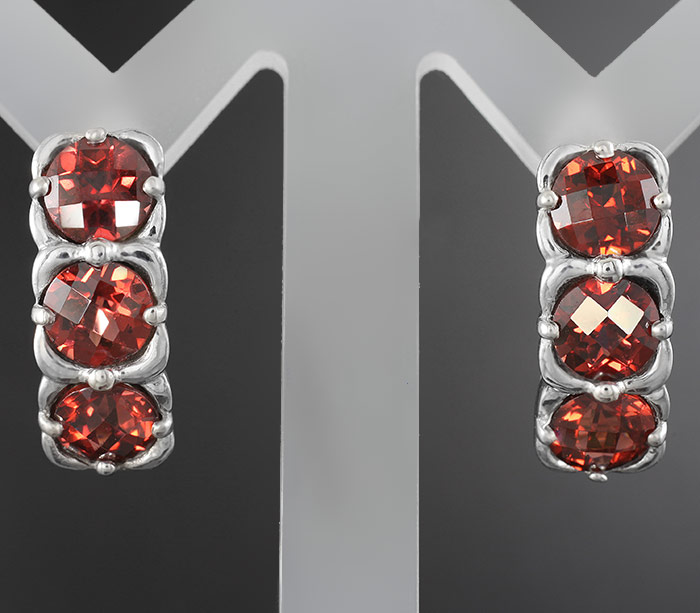 Стильные серьги с гранатами