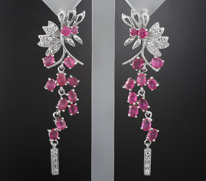 Роскошные серьги с пурпурными сапфирами и бесцветными топазами