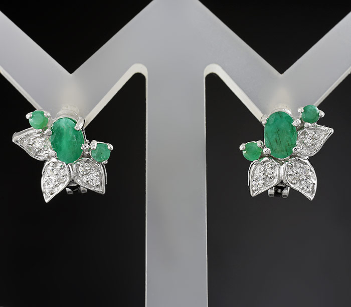 Симпатичные серьги с изумрудами