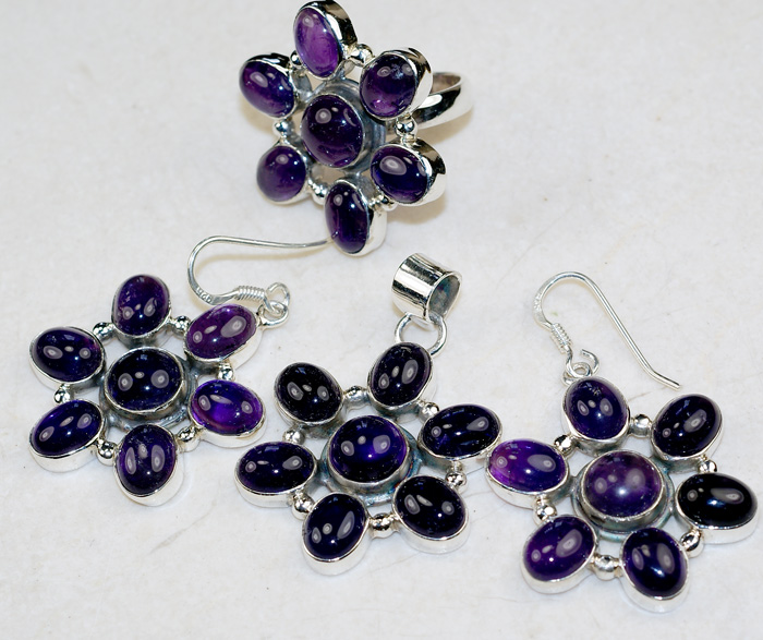 Комплект со сливовыми аметистами