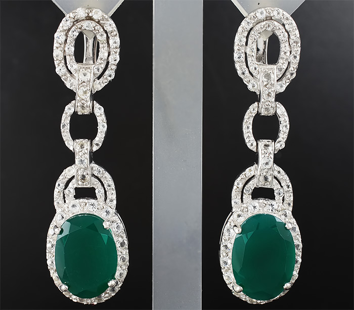 Роскошные серьги с зелеными агатами и бесцветными топазами