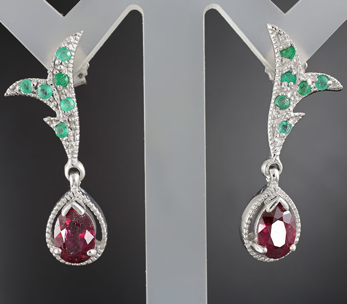 Прелестные серьги с рубинами и изумрудами