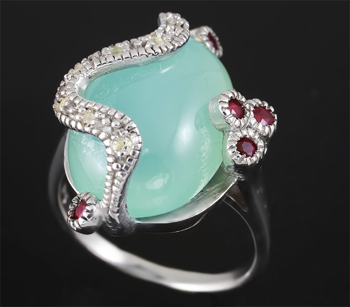 Кольцо c халцедоном, пурпурными сапфирами и бесцветными топазами