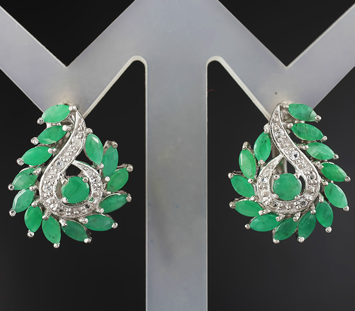 Серьги с изумрудами и бесцветными топазами