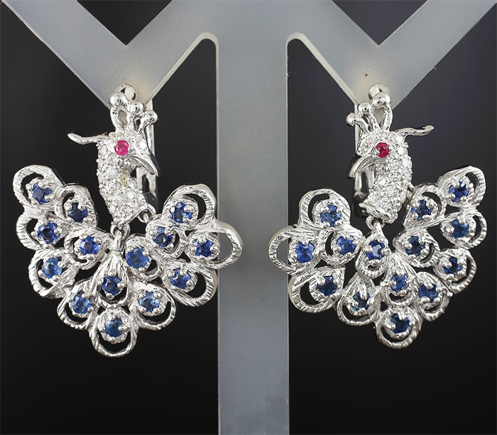 Эффектные серьги с синими и пурпурными сапфирами