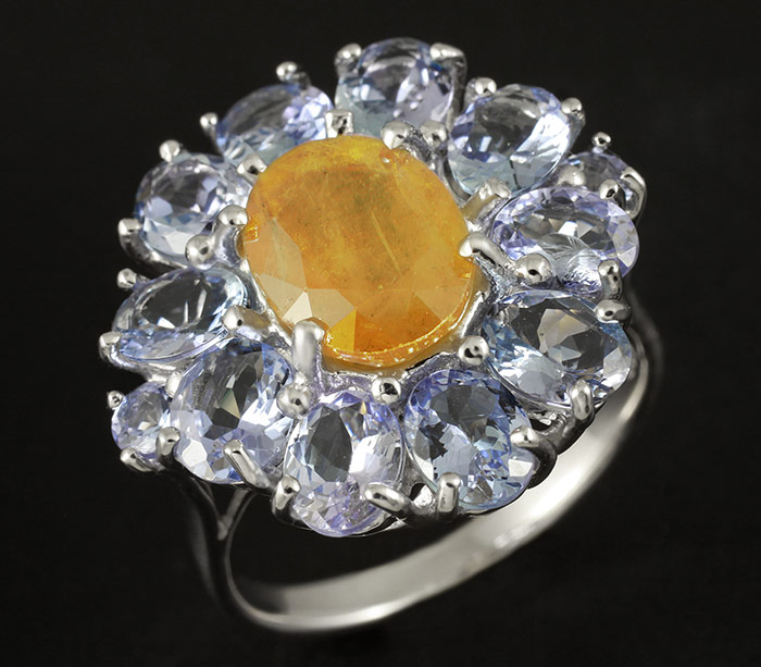 Эффектное кольцо c желтым сапфиром и танзанитами