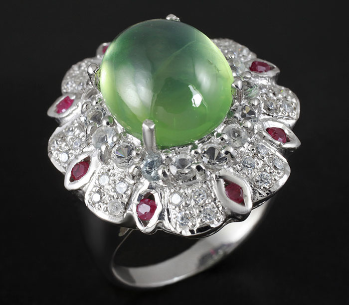 Кольцо с пренитом, пурпурными сапфирами и бесцветными топазами