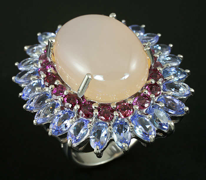 Великолепное кольцо с халцедоном, родолитами и танзанитами