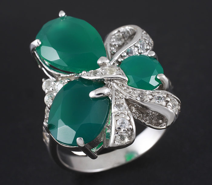 Эффектное кольцо с зелеными агатами