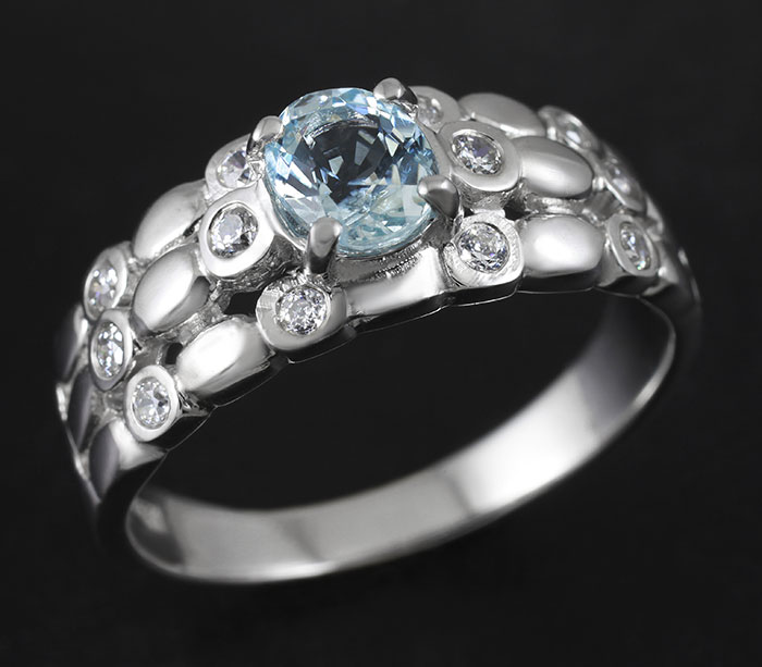 Стильное кольцо с аквамарином 0,24 карат