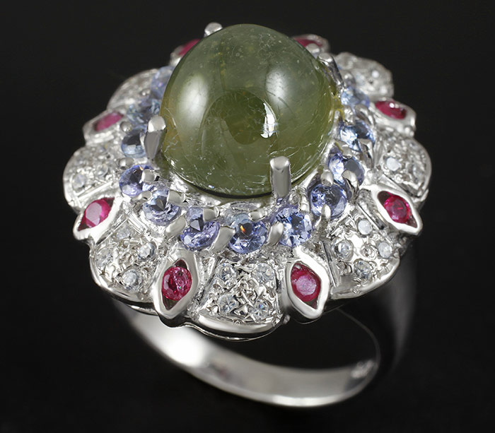 Кольцо c зеленым апатитом, танзанитами и пурпурными сапфирами
