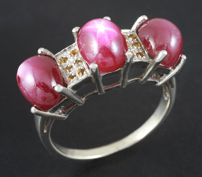 Кольцо cо звездчатыми сапфирами и золотистыми цитринами