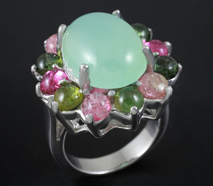 Крупное кольцо с халцедоном и разноцветными турмалинами