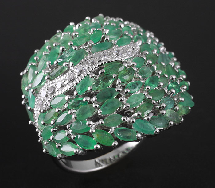 Роскошное кольцо с изумрудами