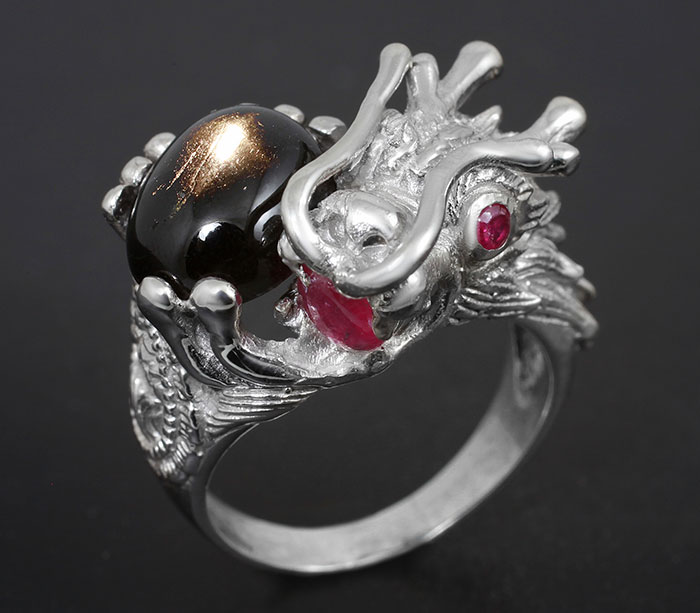 Кольцо "Дракон" со звездчатым и пурпурными сапфирами