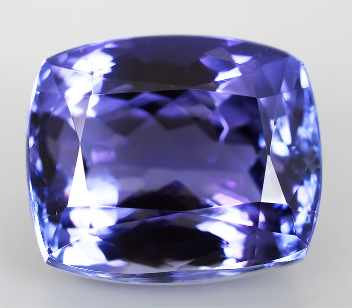 Чистейший крупный танзанит 7,45 карат