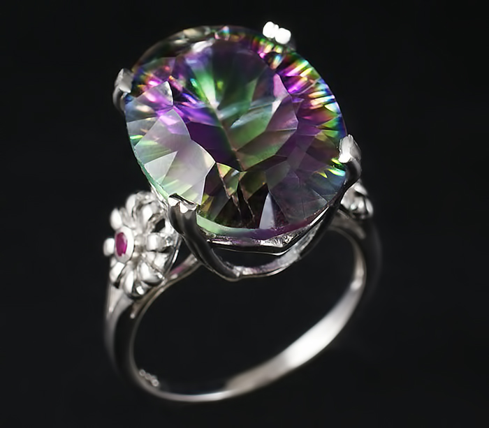 Кольцо с мистическим кварцем и пурпурными сапфирами