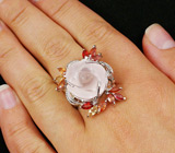 Кольцо с резным розовым кварцем и разноцветными сапфирами Серебро 925