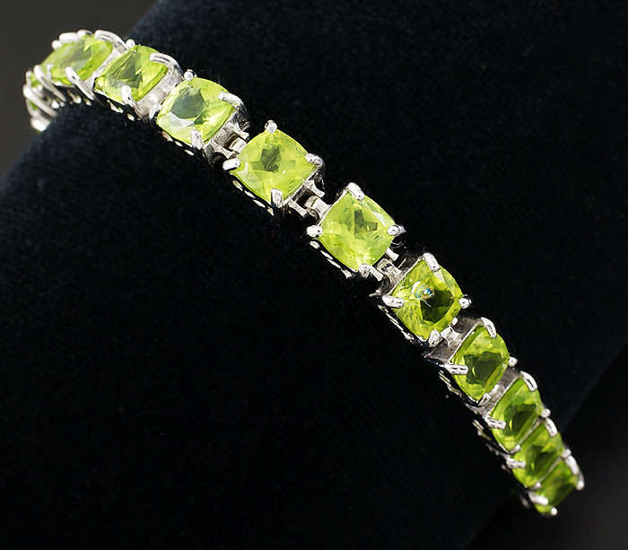 Замечательный браслет с перидотами