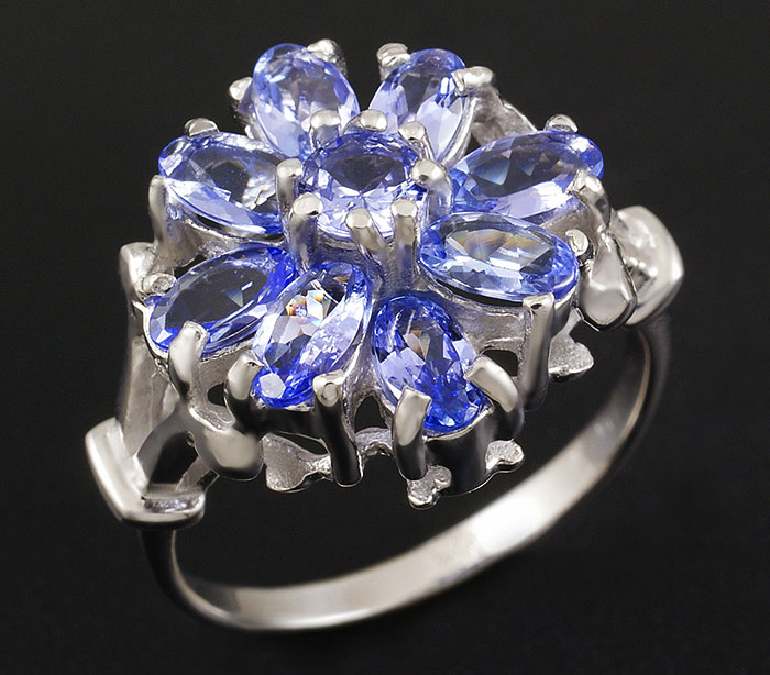 Замечательное кольцо с танзанитами