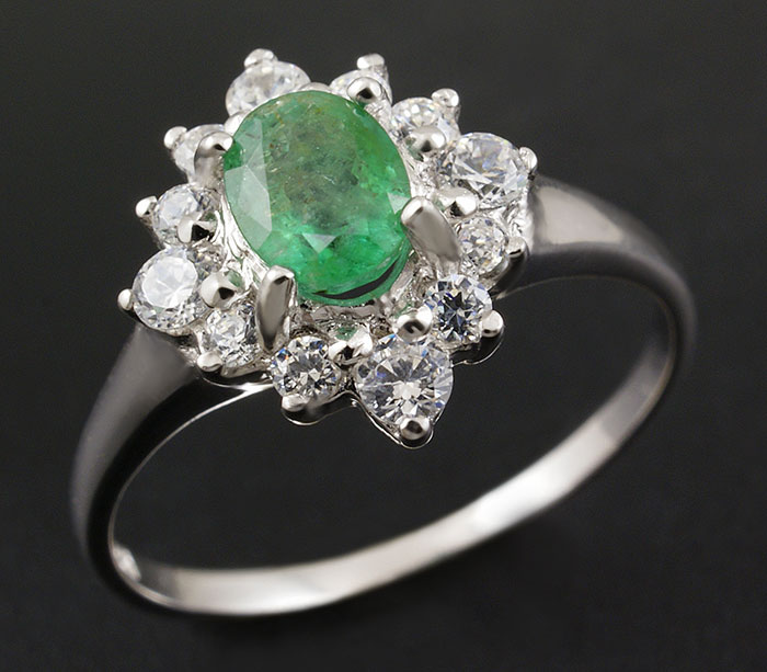 Изящное кольцо с изумрудом 0,36 карат