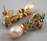 Серьги с кремовым жемчугом, цаворитами, красно-оранжевыми и золотистыми сапфирами Серебро 925