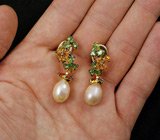 Серьги с кремовым жемчугом, цаворитами, красно-оранжевыми и золотистыми сапфирами Серебро 925