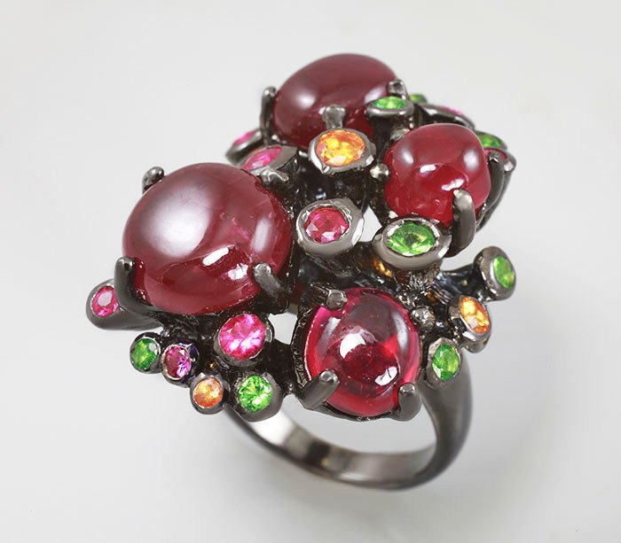 Кольцо c рубином, разноцветными сапфирами и цаворитами