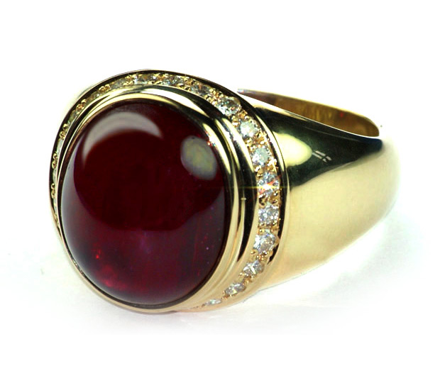 Кольцо с 19-каратным рубином и бриллиантами
