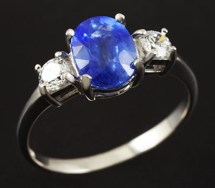 Серебряное кольцо с синим сапфиром 1,63 карат